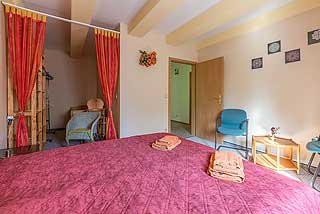 Schlafzimmer 1 mit Doppelbett und viel Stauraum