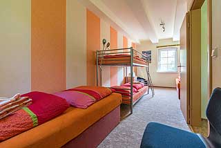 Schlafzimmer 2 mit Stockbett und 2 Liegen